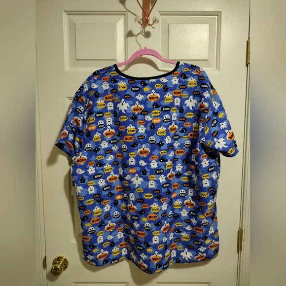 Cassandra O Halloween ๐ ๐ป Double front pocket scrub top Women's Size 2X NWT - Picture 2 of 5